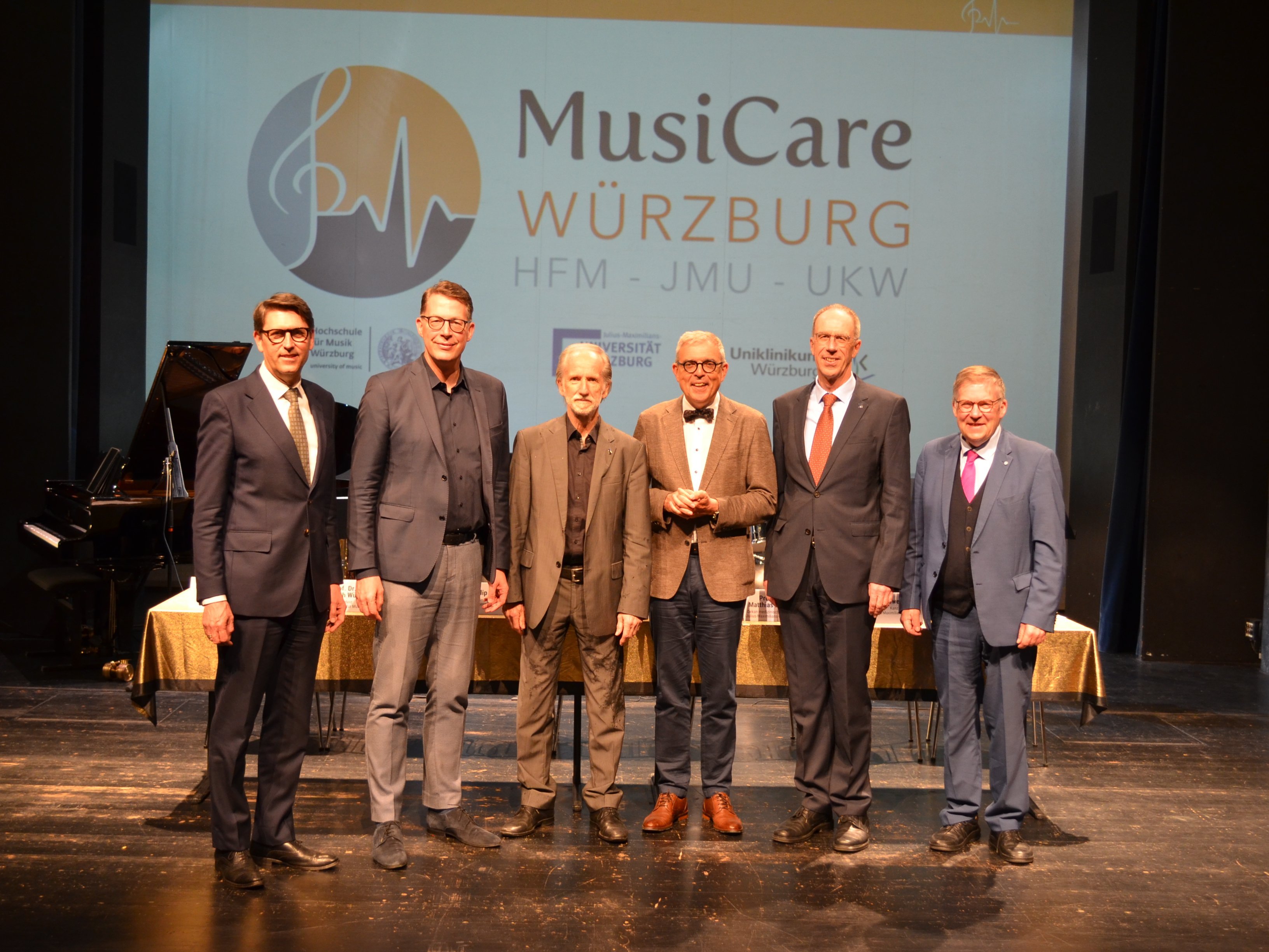 v. l. n. r.: Prof. Dr. Tim J. von Oertzen (Ärtzlicher Direktor UKW), Markus Blume (Staatsminister für Wissenschaft und Kunst), Prof. Dr. Christoph Wünsch (Präsident HfM Würzburg), Prof. Dr. med. Matthias Frosch (Dekan der medizinischen Fakultät JMU Würzburg) und Volkmar Halbleib (Mitglied des Bayerischen Landtags)