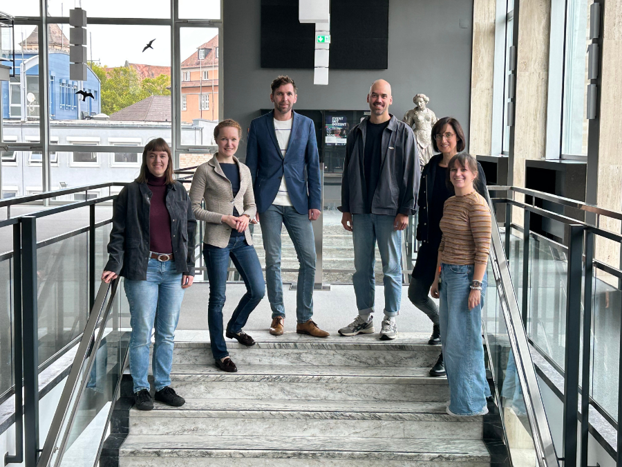 Das MEV-Team der HfM (v.l.n.r. Anne Riegler, Vizepräsidentin Prof. Clara Blessing, Prof. Andreas Mildner, Mateusz Phouthavong, Isabel Schmitt und Katharina Bormann).
Die Mitglieder des Teams hatten sich im Rahmen einer hochschulinternen Ausschreibung zur Teilnahme beworben.