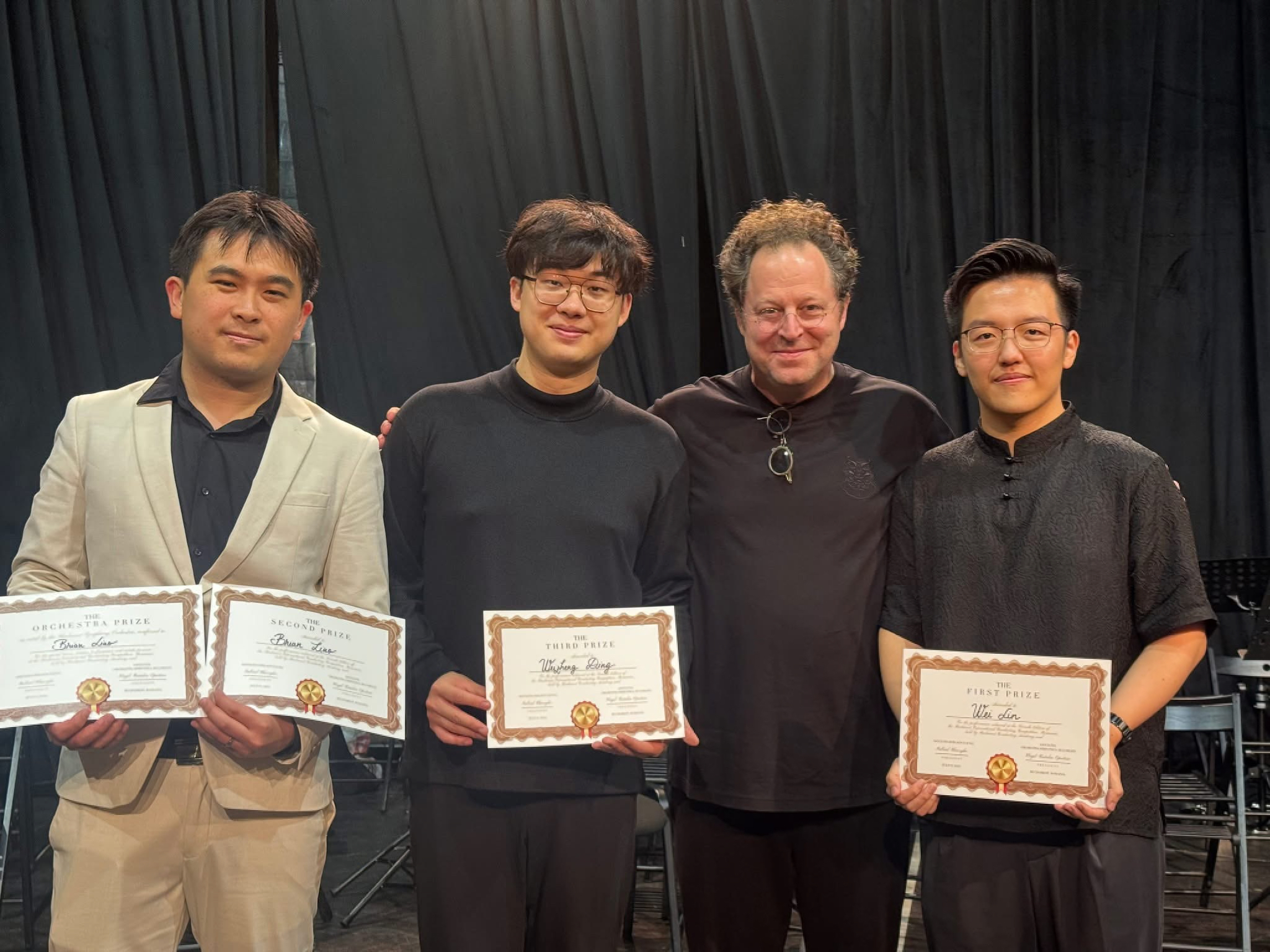 Wei Lin (rechts) belegte den ersten Preis beim 7. Internationalen Dirigierwettbewerb Bukarest