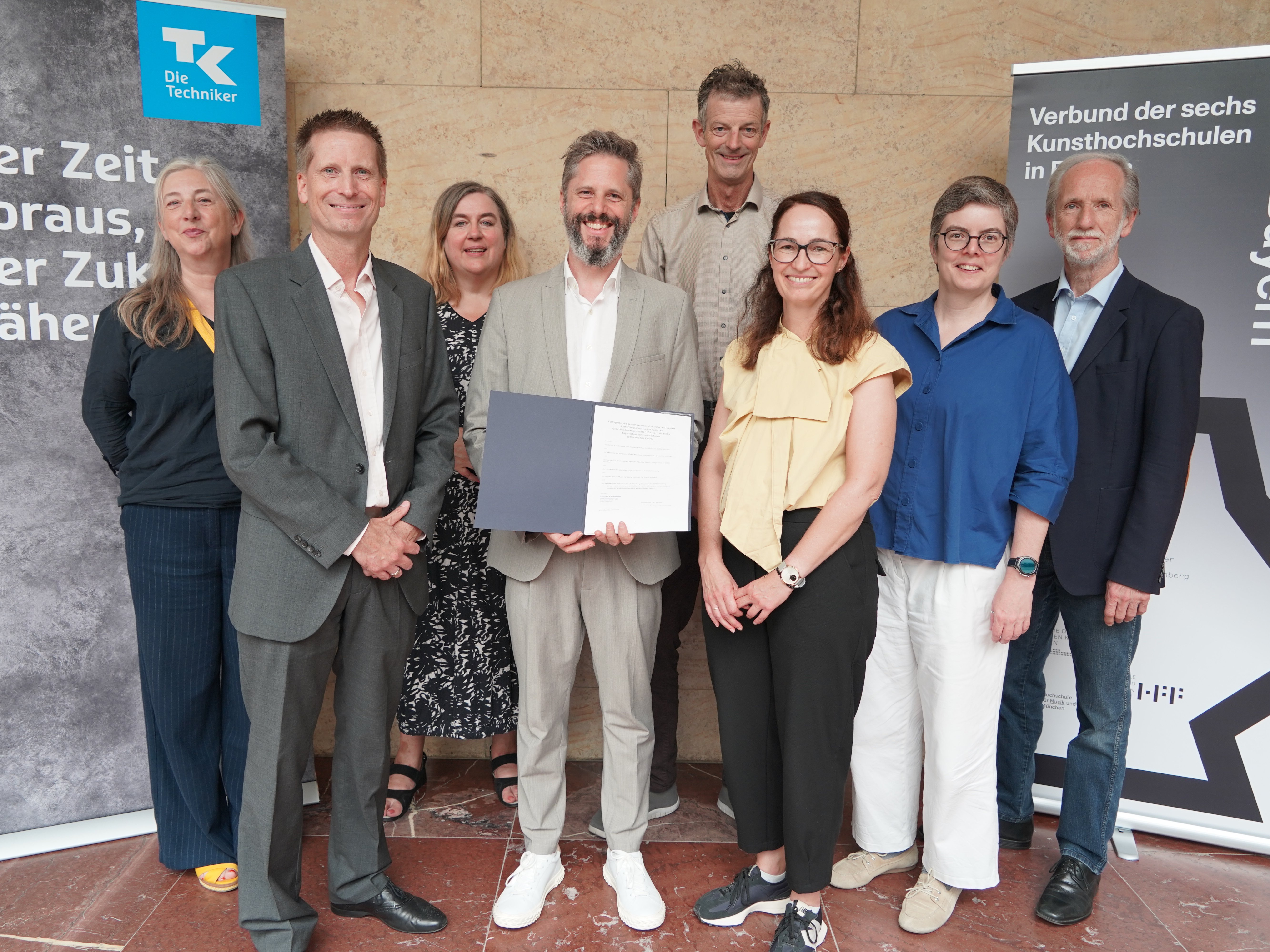 Photo: Munich University of Music and Performing Arts
From left: Prof. Eva von Platen-Hallermund (President of the AdBK Nuremberg), Dirk Helfrich (Techniker Krankenkasse, Head of the Bavarian Higher Education Team), Prof. Karen Pontoppidan (President of AdBK Munich), Prof. Rainer Kotzian (President of HfM Nuremberg), Daniel Sponsel (President of the HFF), Nicole Gröger (Techniker Krankenkasse, Consultant for University Health Management), Prof. Lydia Grün (President of the HMTM), Prof. Dr Christoph Wünsch (President of the HfM Würzburg)