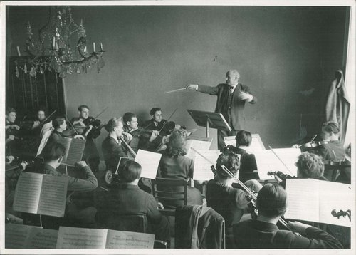Prof. Fritz Rau dirigiert das Konservatoriumsorchester